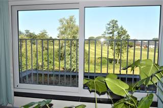 <p><span>Dit BEN-appartement met twee slaapkamers biedt een unieke combinatie van comfort, ruimte en energiezuinig wonen. Bij het betreden van het appartement valt meteen de hoogwaardige afwerking op. De leefruimte is stijlvol ingericht met een elegante parkettegel, terwijl de keuken, badkamer, het toilet en de berging afgewerkt zijn met een zwarte stenen vloer. Alles is volledig wit geschilderd en voorzien van moderne verlichtingsarmaturen, wat zorgt voor een tijdloze uitstraling. De open keuken is een echte eyecatcher en uitgerust met toestellen ideaal voor wie graag kookt. Het appartement beschikt over twee volwaardige slaapkamers met grote ramen die zorgen voor veel natuurlijk licht en een mooi, open uitzicht. De ramen kunnen op draaikipstand geplaatst worden voor extra ventilatie en comfort. De badkamer is stijlvol ingericht en voorzien van een bad of een inloopdouche, gecombineerd met een modern meubel en spiegel. Daarnaast is er een apart toilet met handenwasser en een praktische, ruime berging met aansluiting voor wasmachine en droogkast. Een absolute troef is het ruime terras, waar je in alle rust kan genieten van het prachtige uitzicht op de omliggende velden, beken en groenaanleg. Verder beschikt het appartement over een private kelderberging (inbegrepen in de huurprijs), evenals toegang tot een fietsenstalling. Een autostaanplaats is beschikbaar aan 80 per maand. De vaste kosten bedragen 90 per maand.</span></p><p><span>Kijk even naar dit filmpje, deze zal u duidelijk maken hoe mooi het er is!</span></p><p><span><span>https://youtu.be/eXYpuI1rtJY</span></span></p><p><span> </span></p><p><span>Dit zijn pareltjes en moeten zeker bekeken worden!</span></p><p><span> </span></p><p><span>Bijzonderheden:</span></p><p><span> </span></p><p><span>-vloerverwarming.</span></p><p><span>-zonnepanelen / warmtepompen.</span></p><p><span>-lift aanwezig in het gebouw.</span></p><p><span>-veel privacy.</span></p><p><span>-alles is wit opgeschilderd.</span></p><p><span>-armaturen zijn voorzien.</span></p><p><span>-dichtbij invalswegen.</span></p><p><span>-veel rust, licht en natuurgebied aan de zijde van de terrassen.</span></p><p><span>-BEN woningen, zeer lage kosten.</span></p><p><span>-autostaanplaats, bergingen en fietsenstalling.</span></p><p><span>-allen voorzien van fenomenale terrassen .</span></p><p><span> </span></p><p><span> </span></p><p><span> </span></p>