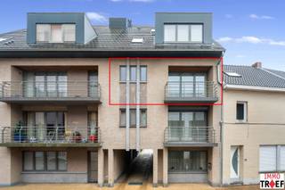 Dit ruim en energiezuinig appartement bevindt zich pal in centrum Lebbeke, in onmiddellijke nabijheid van winkels, openbaar vervoer, scholen,…, en is gelegen in Residentie Casino op de tweede verdieping (lift aanwezig in gebouw). Indeling: een inkomhal, een apart toilet, een ruime leefruimte met toegang tot een eerste terras, een volledig geïnstalleerde keuken met aansluitend een praktische bergruimte/wasplaats. Verder is er een badkamer met wastafel en douche en zijn er twee slaapkamers waarvan 1 met eigen terras. Bij dit appartement is ook een garagebox inbegrepen. TROEVEN: lichtrijk en praktisch appartement, perfect onderhouden, mooie ruimtes, EPC B, lift aanwezig, afgesloten garagebox inbegrepen in huurprijs, in hartje Lebbeke gelegen, alles op wandelafstand bereikbaar. Huurprijs € 890 + € 50 gemeenschappelijke kosten. Vragen, info of een bezoek? Contacteer gerust Charlotte van Immo Troef 052 52 52 00 of info@immotroef.be