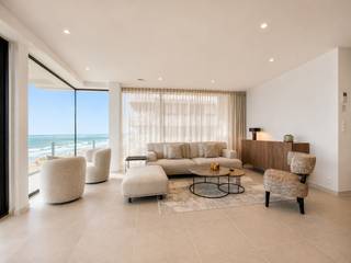 Op zoek naar een luxueus en instapklaar appartement met panoramisch zeezicht in het hart van Blankenberge?<br /><br />Dan is dit stijlvolle, gemeubelde tweeslaapkamerappartement op de vierde verdieping een unieke opportuniteit.<br /><br />Dankzij de uitzonderlijke ligging geniet u hier van een adembenemend uitzicht over zee en strand, terwijl winkels, het Leopoldpark, de jachthaven en openbaar vervoer zich op wandelafstand bevinden.<br /><br />Via de inkomhal komt u terecht in de lichtrijke woonkamer, waar grote raampartijen uitgeven op het terras met een prachtig panoramisch zeezicht. Aansluitend bevindt zich de volledig uitgeruste keuken, voorzien van een kookplaat met dampkap, spoelbak, koelkast met vriesvak, oven en vaatwasser. Vanuit de nachthal bereikt u een praktische berging, uitgerust met een wasmachine, droogkast en strijkplank.<br /><br />Het appartement beschikt over twee volwaardige slaapkamers, beide met ingebouwde kasten. De badkamer is modern ingericht en voorzien van een inloopdouche, dubbele lavabo en toilet. Daarnaast is er ook nog een apart gastentoilet aanwezig.<br /><br />Het appartement is volledig gemeubeld en uitgerust met alle nodige huisraad, waardoor het onmiddellijk instapklaar is. In het gebouw vindt u bovendien een vuilnisberging en een gemeenschappelijke fietsenberging. Er worden tevens twee fietsen ter beschikking gesteld van de huurder.<br /><br />Er bestaat bovendien de mogelijkheid om een gesloten garagebox te huren in de Van Maerlantstraat aan €150 per maand.<br /><br />Een uitzonderlijke opportuniteit aan de kust, waar luxe, licht en een topligging perfect samenkomen.<br /><br />Het appartement wordt uitsluitend verhuurd als tweede verblijf. In samenspraak met de eigenaar is het mogelijk dat deze het appartement gedurende enkele beperkte periodes zelf gebruikt, waarvoor een proportionele huurvermindering wordt voorzien.<br /><br />De huurperiode bedraagt minimaal één jaar en is verlengbaar in onderling overleg.<br /><br />EPB in aanvraag.<br /><br />Aarzel niet en plan vandaag nog uw bezoek!<br /><br />Onmiddellijk beschikbaar<br /><br />Provisie algemene kosten: €50/maand.<br /><br />