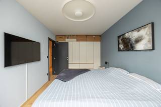 <p><span>Instapklaar appartement met twee slaapkamers, groot terras en staanplaats in Mechelen</span></p><p><span> </span></p><p><span>Dit energiezuinig appartement bevindt zich in een kleinschalige residentie van 2007. Dankzij de praktische ligging net buiten het centrum is alles binnen handbereik. Zowel winkels, scholen als openbaar vervoer zijn bereikbaar te voet of met de fiets. Ook de grote invalswegen richting Brussel en Antwerpen zijn makkelijk bereikbaar. </span></p><p><span> </span></p><p><span>Dankzij de praktische indeling beschikt het appartement over een duidelijke scheiding tussen het woon- en slaapgedeelte. Met twee ruime slaapkamers, een tijdloze badkamer en een open leefruimte geniet je hier van alle comfort. Naast de keuken is er ook een bijkomende berging/wasplaats aanwezig. Het ruime terras met zuidwestelijke oriëntatie vormt bovendien de ideale plek om volop van de zomeravonden te genieten. Bovendien geniet je van een eigen staanplaats en private berging.</span></p><p><span> </span></p><p><span>Indeling:</span></p><p><span>-Twee ruime slaapkamers</span></p><p><span>-Badkamer: douche in bad</span></p><p><span>-Open leefruimte met eetkamer, woonkamer en keuken</span></p><p><span>-Praktische berging/wasplaats naast de keuken</span></p><p><span>-Gastentoilet</span></p><p><span> </span></p><p><span>Troeven:</span></p><p><span>-Groot zonnig terras</span></p><p><span>-EPC B</span></p><p><span>-Centrale ligging net buiten het centrum van Mechelen</span></p><p><span>-Eigen staanplaats + berging</span></p><p><span> </span></p><p><span>Ben jij geïnteresseerd in dit energiezuinig appartement te koop in Mechelen, ben je op zoek naar ander vastgoed, een investering of wens je de waarde van jouw eigendom te kennen? Dan ben je bij BOLT immo aan het juiste adres! Wij helpen jou graag verder.</span><span> </span></p>