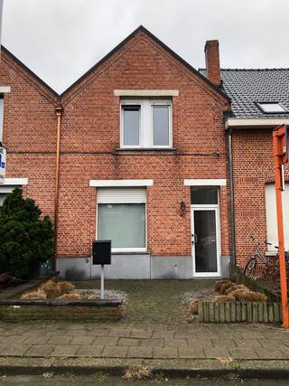 <p>Gezellige gezinswoning met stadstuin in Turnhout<br />Deze gezellige gezinswoning is rustig maar centraal gelegen in Turnhout, op korte afstand van het centrum en de belangrijkste invalswegen.</p><p>Op de benedenverdieping bevinden zich een inkomhal, een sfeervolle woonkamer en een aansluitende keuken met toegang tot de gezellige stadstuin. Daarnaast beschikt de woning over een ruime badkamer met dubbele wastafel, inloopdouche, ligbad en toilet.</p><p>Op de eerste verdieping bevinden zich 3 slaapkamers, ideaal voor een gezin of wie graag over extra ruimte beschikt.</p><p>📍 Rustige en centrale ligging in Turnhout<br />🌿 Gezellige stadstuin<br />🛏️ 3 slaapkamers<br />🛁 Badkamer met inloopdouche en ligbad<br />📅 Beschikbaar vanaf 1 januari 2027</p>