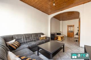 <p><span>Achter deze authentieke gevel schuilt een woning die historisch gekend staat als een gebouw bestaande uit 3 units, momenteel gebruikt als eengezinswoning. Via de procedure vergund geacht, kan deze teruggebracht worden naar oorspronkelijke staat (meergezinswoning). Het pand situeert zich in het hippe BoHo, in een centrale doch rustige straat. Op wandelafstand van populaire locaties zoals 't Zurenborg, 't Laar, &amp; het Moorkensplein!</span></p><p><span> </span></p><p><span>Ideaal om er zelf in te trekken, als investering of als cohousing!</span></p><p><span> </span></p><p><span>Grootste troeven: </span></p><p><span>-Mooie authentieke gevel</span></p><p><span>-4slpk of meer!</span></p><p><span>-Stadskoer (13m²)</span></p><p><span>-Geïsoleerd plat dak &amp; achtergevel!</span></p><p><span>-Pand met veel mogelijkheden </span></p><p><span> </span></p><p><span>(Huidige) indeling:</span></p><p><span>-Kelder: ruime kelder (40m²).</span></p><p><span>-GLVL: inkomhal met doorgang naar de ruime &amp; lichte living (25m²). Aansluitend bevindt zich de eetkamer met lichtkoepel die uitgeeft op de noordwest gerichte stadskoer (13m²). Achteraan treffen we een geïnstalleerde keuken (6m²) aan alsook een kleine badkamer (3m²) met WC &amp; douche.</span></p><p><span>-V1: Living (24m²) met aansluitend de keuken (7m²), beide dienen afgewerkt te worden. De centrale badkamer (7m²) met douche &amp; WC biedt doorgang tot 2 ruime doorloop slaapkamers (17m² &amp; 11m²).</span></p><p><span>-V2: Living (24m²) met aansluitend de geïnstalleerde keuken (7m²). De centrale badkamer (7m²) met douche &amp; WC biedt doorgang tot 2 ruime doorloop slaapkamers (17m² &amp; 11m²).</span></p><p><span> </span></p><p><span>Voor meer informatie kan u terecht bij Area Partners: INFO@area.be of 03/284.60.60 </span></p>
