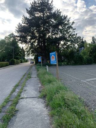 Dit is het linkse stuk bouwgrond, gezien vanaf de straat.Het stuk is prachtig gelegen in het landelijke Hoegaarden, in een doodlopende straat, met...