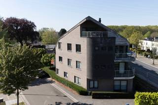 <strong>Voor meer info of een bezoek bel 0475757251 of philip@ocvastgoed.be</strong><br /><br />Dit goed onderhouden appartement op de eerste verdieping is gelegen te Merelbeke Flora, op een vlot bereikbare locatie vlakbij de opritten van R4 en E40. Dankzij de ligging aan de achterzijde van het gebouw geniet u van een rustige woonomgeving met groen nabij.<br /><br />Deze gezellige woonst heeft een bewoonbare oppervlakte van 86 m² en beschikt over een lichte leefruimte met open, uitgeruste keuken (oven, ingebouwde koelkast met vriesvak en vaatwasser). Aansluitend is er een balkon met zuidoostelijke oriëntatie, ideaal om te genieten van de buitenlucht of een groene invulling te geven. Zowel in de leefruimte als in beide slaapkamers zijn praktische inbouwkasten voorzien.<br /><br />Verder omvat het appartement:<br />- 1 badkamer met regendouche<br />- 1 apart toilet<br />- Praktische berging met aansluiting voor wasmachine en droogkast<br />- Inpandige staanplaats (aankoopverplichting 20.000euro), kan ook als extra berging of fietsenstalling gebruikt worden<br /><br />Het appartement is comfortabel uitgerust met condensatie gasverwarming, HR+ beglazing en behaalt een goed EPC energielabel B, energiescore 114 kWh/(m<sup>2</sup>jaar).<br />Er is een lift aanwezig en het appartementsgebouw is aangesloten op het fibernetwerk.<br /><br />Mobiscore 8,5 op 10:<br />In de nabije omgeving bevinden zich tal van supermarkten (Delhaize, Lidl, Aldi, …), een apotheek, tandarts, huisarts, openbaar vervoer (bushalte naast appartementsgebouw + station Merelbeke op 5 minuten afstand met de wagen), verbindingswegen (E40, R4, Hundelgemsesteenweg, ...) en een basisschool. Op 10 minuten met de auto of 20 minuten met de fiets staat u bovendien aan Gent-Zuid.<br /><br />Dit instapklaar appartement is onmiddellijk beschikbaar na het tekenen van de akte.<br />Alle wettelijk verplichte documenten en attesten zijn beschikbaar.<br />Syndicuskosten: +- €120/maand (inclusief individuele waterfactuur).<br /><br />Stedenbouwkundige inlichtingen: vergunningen, geen verkavelingsvergunning, geen rechterlijke herstelmaatregel of bestuurlijke regel opgelegd, geen voorkooprecht, woongebieden.<br />KI 944<br />Geen overstromingsgevoelig gebied: P-score A, G-score A<br />Elektriciteit conform algemeen reglement elektrische installaties <br /><br /><strong>Voor meer info of een bezoek bel 0475757251 of philip@ocvastgoed.be</strong>