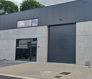 <p><u><strong>Benaderende AFMETINGEN:</strong></u><strong> </strong><br />15m x 17m + 2 parkeerplaatsen voor de deur.<br /><br /><u><strong>AFWERKING</strong>:</u><br />Metalen constructie met volledige overspanning (geen palen) -bevloering in gepolierde beton - wanden in cellenbeton - vrije hoogte: 6m, geïsoleerde elektrische sectionaalpoort (h: 4,5m; b: 4m) met afzonderlijke loopdeur (aluminium) - geïsoleerd plat dak met centrale lichtstraat - geïntegreerd rookluik en rookdetector.<br />Groot glaspartij voor burelen (gelijkvloers en verdieping).<br /><br /><u><strong>NUTSVOORZIENINGEN</strong>:</u><br />Elektriciteit (Drijfkracht, 3 x 400v, 32A), stads -en regenwater, internet en riolering. <br /> </p>

<p><u><strong>BESTEMMINGSMOGELIJKHEDEN</strong>:</u><br />Opslag, stockage van goederen en lichte productie<br /><br /><u><strong>LIGGING</strong>:</u><br />Op 1,5km van N44 (Aalter-Maldegem) en 4,5km van E40. Toegankelijk voor groot vrachtverkeer!<br /><br /><u>* BIjzonderheden:</u><br />- Brandklasse C.<br />- Huurprijs is exclusief 21% btw (100% recupereerbaar voor btw-plichtige), gemene kosten van het bedrijvenpark en onroerende voorheffing (conform aanslagbiljet).<br />- Onze referentie: <strong>P0505 </strong>op www.centro.be<strong> </strong>of contacteer ons op <strong>050 70 01 02</strong>.</p>