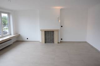 <p><span>Dit lichtrijk, ruim, instapklaar appartement bevindt zich in het centrum van de stad. De leidingen, cv-brander, keuken, badkamer en vloeren werden recent vernieuwd. Ook de ramen zijn vervangen en bestaan uit driedubbel glas aan de straatzijde. Het appartement is dus instapklaar. Het appartement is afgewerkt zoals een nieuwbouw, doch met een oppervlakte die u in nieuwbouw niet meer zal vinden. Er zijn drie slaapkamers achteraan het appartement, een ruime inkomhal met ingemaakte kasten en nog ruimte voor bijkomende dressoirkast(en), een grote living met veel lichtinval, een keuken met kwalitatief materiaal en ruimte voor ijskast, afwasmachine en combi-oven en een badkamer met moderne inloopdouche, toilet en wastafel. Tot slot is er nog een berging en een afzonderlijk gastentoilet. Zowel voor- als achteraan heeft u een terras. Centrale verwarming is op gas. Plan uw bezoek nu in!</span></p><p><span> </span></p>