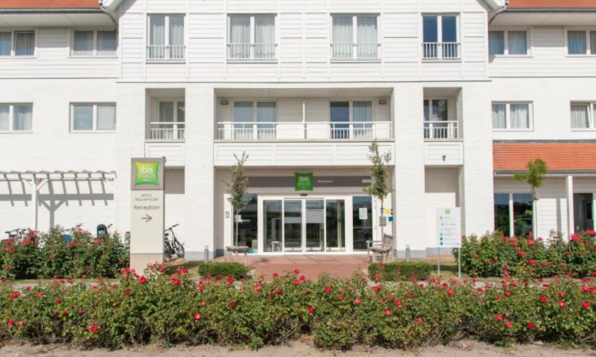 Drie staanplaatsen te koop aan ibis hotel. - foto 4