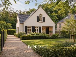 <p><span>OPEN HUIS - ZATERDAG 10 OKTOBER TUSSEN 11U - 13U</span></p><p><span> </span></p><p><span>Tijdloze villa in landelijke stijl, gebouwd met kwaliteitsmaterialen. Zeer veel ruimte en perfecte ligging te Essen-Heikant op een perceel van 959 m² (tuin met optimale privacy en rust).</span></p><p><span> </span></p><h4><span>Gelijkvloers</span></h4><p><span>De inkomhal is uitnodigend en sfeervol dankzij de open traphal en natuurstenen vloer. Aangename leefruimte op prachtige parketvloer en met gezellige haard. Ruime keuken in landelijke stijl, comfortabel ingericht en voorzien van alle apparatuur (natuursteenvloer). Verder nog een praktische berging (met douche!). De veranda is een mooie uitbreiding van de keuken.<br />Daarnaast is er nog een extra kamer (bereikbaar vanuit de inkomhal), perfect als bureel, slaapkamer,..</span></p><p><span> </span></p><h4><span>Eerste verdieping</span></h4><p><span>Houten trap naar de verdieping. De open traphal zorgt voor extra licht en sfeer. De ruime nachthal geeft toegang tot 3 grote slaapkamers, waarvan 1 met een ruimte voor een inloopdressing, en 1 royale badkamer (dubbele lavabo, ligbad). Apart toilet in de nachthal.<br />Overal ingemaakte kasten. Laminaat in de slaapkamers, tegels in badkamer en toilet.</span></p><p><span> </span></p><h4><span>Zolder</span></h4><p><span>Bergzolder, bereikbaar via een vlizotrap.</span></p><p><span> </span></p><h4><span>Tuin</span></h4><p><span>Zonnige tuin met vele mogelijkheden. Zeer grote garage en extra carport naast de garage.</span></p>