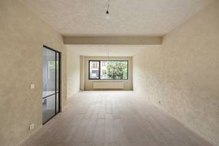 Achter de charmante en authentieke gevel van deze ruime, instapklare woning schuilt een verrassend licht en stijlvol geheel. <br />De woning werd met oog voor detail en smaakvol eigenzinnig gerenoveerd — geen dertien-in-een-dozijn zwart-wit interieur, maar een warme mix van authentieke elementen en hedendaags comfort. <br />Uitgevoerd met bijzondere verftechnieken wat resulteert in een prachtige homogeen geheel. <br /><br />Binnenin wacht een ruime leefruimte met open keuken, waar licht en ruimte centraal staan. De volledig uitgeruste keuken vormt het hart van de woning en nodigt uit tot gezellig tafelen en samenzijn.<br /><br />De woning telt drie ruime slaapkamers en twee badkamers, ideaal voor een gezin of wie gewoon graag wat extra ruimte heeft.<br /><br />Bovendien is dit huis energiezuinig en voorzien van alle moderne technieken — instapklaar zonder zorgen.<br />Uitermate praktisch door de grote pantry voor extra opslag en het plaatsen van wasmachine en droogkast. Verder nog een handige kelder. <br /><br />Buiten geniet je van een compacte, onderhoudsvriendelijke tuin met een prachtig terras: perfect voor wie houdt van groen en het buitenleven, maar niet van eindeloos tuinieren.<br /><br />De ligging is een absolute troef: in het gegeerde Mariaburg Brasschaat, op wandelafstand van winkels, horeca, openbaar vervoer en scholen.<br /><br />Kortom: een unieke kans voor wie op zoek is naar een ruime, energiezuinige woning met karakter, op een toplocatie!<br /><br />Contacteer NEON VASTGOED voor meer info en plan uw bezoek!