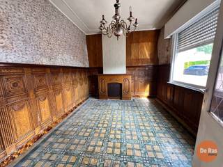 <strong>LEDE - Renovatiewoning nabij station en centrum.</strong><br /><br />Deze woning bevindt zich op wandel -en fietsafstand van het station Lede, dorpscentrum, winkels, scholen en in directe nabijheid van alle belangrijke invalswegen. <br /><br />Totaal renovatieconcept of afbraakwoning, met potentieel. Deze woning is dan ook ideaal voor investeerders of kandidaat-kopers die niet terugdeinzen voor een grondige renovatie en het potentieel van deze eigendom weten te waarderen. <br /><br />De woning beschikt op het gelijkvloers over een inkomhal, eetkamer, berging, woonkamer, keuken en aanbouw. Het verdiep is vandaag uitgerust met twee slaapkamers. De aanbouw op het gelijkvloers biedt uitbreidingsmogelijkheden bij renovatie, die een leuke interactie met de achterliggende tuinzone kunnen maken. De tuin kan mits de nodige liefde ingericht worden tot een aangename buitenruimte. <br /><br />Info en bezoek: 053/60.65.60.<br />De vermelde prijs is een richtprijs. Na ontvangst van de biedingen zal de verkoper beslissen of hij/zij de eigendom verkoopt aan het beste bod. De richtprijs is aldus niet bindend voor de verkoper. Voor meer info kunt u ons contacteren of het reglement raadplegen op onze website.