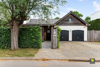 Welkom in deze indrukwekkende villa met 5 slaapkamers en 2 badkamers in Aartselaar waar comfort en elegantie perfect samenkomen. Deze prachtige...