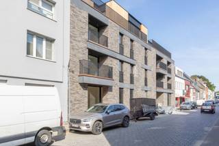 <strong>VASTE NIET-HERZIENBARE PRIJZEN !!<br /><br />Ligging<br /><br /></strong><span>Deze nieuw te ontwikkelen residentie Mirage bestaat uit 9 kwalitatieve appartementen en een commerciële ruimte aan de kant van de Sint-Dionysiusstraat. Daarnaast is er een prachtige woning met tuin in de Krijzeltand. Deze kleinschalige residentie is gelegen in de dorpskern van St Denijs Westrem, waar u in de onmiddellijke omgeving tal van handelszaken hebt alsook een supermarkt op wandelafstand. De uiterst centrale locatie geeft u een prima ontsluiting, zo kan u op enkele minuten alle belangrijke invalswegen op en af.</span><br /><br /><span>Op een boogscheut ligt het parkbos Grand Noble waar wandelaars en fietsers graag zich kunnen uitleven of helemaal tot rust kunnen komen.</span><br /><br /><span>Ondergronds zijn er parkings en bergingen te koop.</span><br /><br /><strong>Project & Afwerking<br /><br /></strong><span>Zowel de appartementen als de woning worden kwalitatief en smaakvol afgewerkt. </span><br /><br /><span>De buitenschil is tijdloos en kwalitatief ontworpen. Ze voldoen aan de hedendaagse comforteisen met veel aandacht voor thermische en akoestische isolatie. Het E-peil bedraagt maximaal 30, wat beter is dan de norm, hierdoor kunnen we stellen dat deze units BEN zijn. De afwerking is voorzien volgens het lastenboek waarbij de koper hierin ook nog zijn eigen keuzes maken.</span><br /><br /><span>De appartementen variëren tussen de 85m2 en 136m2 en hebben allemaal een privatieve buitenruimte.</span><br /><br /><span>De woning heeft op het gelijkvloers een bureau/slaapkamer met onmiddellijke toegang tot de tuin, een privatieve fietsenberging, een gastentoilet en een ruime berging. Op de eerste verdieping geniet je van een aangename, lichtrijke leefruimte met open keuken en berging. Op de tweede verdieping zijn er 2 slaapkamers en een volledig geïnstalleerde badkamer.</span><br /><br /><span>Oplevering is voorzien voor eind maart 25.</span><br /><br /><strong>Troeven:<br /></strong><br /><span>- Kleinschalig residentie </span><br /><span>- Central locatie in dorpskern</span><br /><span>- Tijdloze architectuur</span><br /><span>- Stijlvolle en kwalitatieve afwerking</span><br /><span>- Bijna energie-neutraal met E-peil < 30</span><br /><span>- Parking voorzien<br /><br />6% btw mogelijk.<br />Stedenbouwkundige inlichtingen in aanvraag.<br /></span><br /><span>We bekijken graag de plannen samen met u bij ons op kantoor, contacteer Fanny 0472 01 51 51</span>