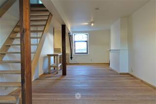 <p><span>GAND - Avenue K. Elisabeth : Vous recherchez un </span><span>appartement en duplex rénové à louer près de la gare de Gand ? </span><span>Alors ce bien pourrait vous intéresser.</span></p><p><span> </span></p><p><span>Ses principaux atouts en bref : </span></p><ul><li><span>Appartement rénové avec un PEP avantageux</span></li><li><span>Appartement idéal pour un premier achat</span></li><li><span>Situé à 100 m de la gare de Gand-Saint-Pierre</span></li><li><span>Accès facile au centre-ville en transports en commun ou à vélo</span></li></ul><p><span> </span></p><p><span>Agencement :</span></p><p><span>L'appartement se trouve au quatrième étage de l'immeuble, sans ascenseur. Il comprend : un hall d'entrée avec toilettes séparées, une salle de bains (douche, meuble-lavabo et raccordement pour lave-linge). Le salon-salle à manger ouvert donne accès à la cuisine équipée de placards (plaque de cuisson, hotte). À l'étage, vous trouverez la chambre avec dressing. </span></p><p><span> </span></p><p><span>Loyer : € 865 + € 55 de charges communes (eau comprise). Électricité à régler séparément. </span></p><p><span>Disponible à partir du 01/10/2026. Domicile obligatoire.</span></p><p><span> </span></p><p><span>Contactez notre agence AXel Lenaerts pour organiser une visite sur place via notre site web.</span></p>
