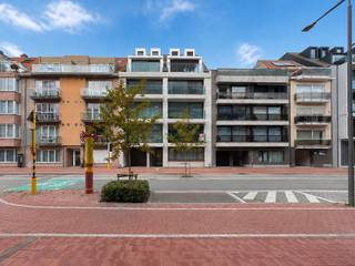 Cet élégant appartement neuf bénéficie d'un emplacement exceptionnel sur la très prisée avenue Paul Parmentier et allie un confort de vie contemporain à des finitions haut de gamme, un agencement bien pensé et d'agréables espaces extérieurs.<br /><br />L'appartement comprend un hall d'entrée spacieux avec des toilettes pour invités et s'ouvre sur un espace de vie lumineux doté d'une cuisine ouverte luxueuse. Le salon et la salle à manger, très conviviaux, s'ouvrent directement sur la grande terrasse à l'avant, idéale pour profiter du grand air en toute tranquillité.<br /><br />L'appartement dispose également d'un débarras pratique équipé de branchements pour lave-linge et sèche-linge.<br /><br />À l’arrière se trouvent deux chambres à coucher spacieuses, offrant chacune un accès direct à la terrasse arrière. Les deux chambres disposent en outre d’une salle de bains privative, ce qui garantit un confort et une intimité supplémentaires.<br /><br />Un appartement élégant et contemporain bénéficiant d’un emplacement de choix, idéal comme résidence principale ou résidence secondaire.<br /><br />L'appartement dispose également d'un débarras privé en sous-sol et d'un local à vélos commun. <br />Il est par ailleurs possible d'acheter une place de parking dans le même immeuble.<br /><br />Extrait du plan d'urbanisme et registre des mesures en cours de demande.<br /><br />N'hésitez pas à nous contacter pour plus d'informations : tél. : 050 62 44 14 ou par e-mail : knokke@immax.be