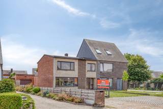 De straat Peerdskerkhof brengt ons bij deze uiterst rustig gelegen woonst. Ondanks de rustige ligging bevinden we ons toch vlakbij het centrum...