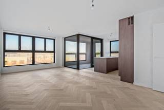 <strong>Laatste afgewerkte units beschikbaar – 6% btw mogelijk (onder voorwaarden).</strong><br /><br />In <strong>De Lesselier</strong>, onderdeel van het prestigieuze <strong>Academisch Kwartier</strong>, bevindt zich dit lichtrijke <strong>3-slaapkamerappartement</strong> op de <strong>vierde en tevens hoogste verdieping</strong>.<br /><br />Een woonst die ruimte, comfort en rust combineert met een uitzonderlijke centrale ligging.<br />Het appartement beschikt over <strong>120,5 m² woonoppervlakte</strong> en omvat een royale leefruimte met open keuken, drie volwaardige slaapkamers en twee badkamers.<br />De aangename <strong>wintertuin </strong>van <strong>10,3 m²</strong> vormt een extra leefruimte waar het hele jaar door genoten kan worden van licht en groen, midden in de stad.<br /><br />De Lesselier is een bijna-energieneutraal woonproject met toekomstgerichte technieken zoals <strong>geothermische warmtepompen</strong>, <strong>vloerverwarming </strong>en energiezuinige installaties, wat garant staat voor hoog wooncomfort en lage energiekosten.<br /><br />Dankzij de ligging in een autoluwe en groene omgeving, woon je hier rustig terwijl winkels, horeca, openbaar vervoer en het historische stadscentrum van Lier zich op wandelafstand bevinden.<br /><br /><strong>3-slaapkamerappartementen zijn beschikbaar vanaf €509.000.</strong><br /><br /><strong>Interesse?</strong><br />Ontdek De Lesselier en contacteer ons via 03 337 50 70 of mail naar info@vbvastgoed.be.