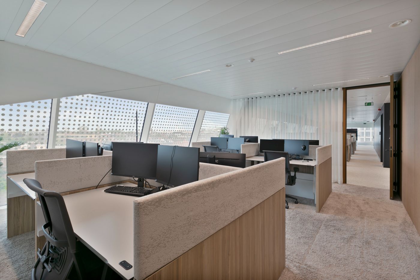 1.357 m² instapklare kantoren AAN station Gent-Sint-Pieters! - foto 1