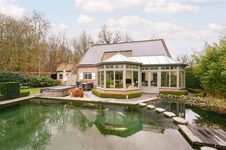 Bekijk deze woning uitgebreid op www.koosi.beDeze charmante villa is gelegen in de super populaire wijk Hoverheide op de grens tussen Mortsel,...