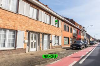 Deze verzorgde en instapklare woning in Sint-Kruis bij Brugge bevindt zich op een centrale ligging met een vlotte verbinding naar het stadscentrum,...