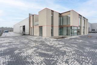 <p>Modern 2-slaapkamer appartement met terras en autostaanplaats.<br />BEN-woning | Beschikbaar: 01/05/2026 | Geen gemeenschappelijke kosten<br /><br /><strong>Bezoek aanvragen</strong>: https://dilegno.mijnhuurprofiel.be/property/8b7c5962-3613-439a-ade4-02011562fe89<br /><br /><strong>Omschrijving:</strong></p>
<p>We betreden dit modern appartement op de 1ste verdieping via de privé trap, dewelke uitgeeft op de inkomhal met apart toilet. Het appartement beschikt over een ruime, lichtrijke woonkamer met open, <span>volledig geïnstalleerde keuken (combi-oven, vaatwasser, koelkast, spoelbak, keramische kookplaat met geïntegreerde dampkap). Aansluitend bevindt zich een berging, dewelke voorzien is van aansluiting voor wasmachine en droogkast. </span><span>Vanuit de woonkamer is er toegang tot het zuid-georiënteerd terras. Als extra geniet de leefruimte van vloerverwarming (warmtepomp).<br /><br /></span>Verder beschikt de woning over een ruime badkamer en twee slaapkamers. <span>De badkamer is uitgerust met zowel inloopdouche als ligbad, en badkamermeubel met dubbele wastafel. </span>Tevens beschikt deze woning over een autostaanplaats.<br /><br /><strong>Algemeen:</strong><br />- BEN-woning: geschat E-peil 30 of lager<br />- Terras<br />- Autostaanplaats<br />- Vloerverwarming<br />- Warmtepomp<br />- Ventilatiesysteem D<br />- Géén gemeenschappelijke kosten!</p>