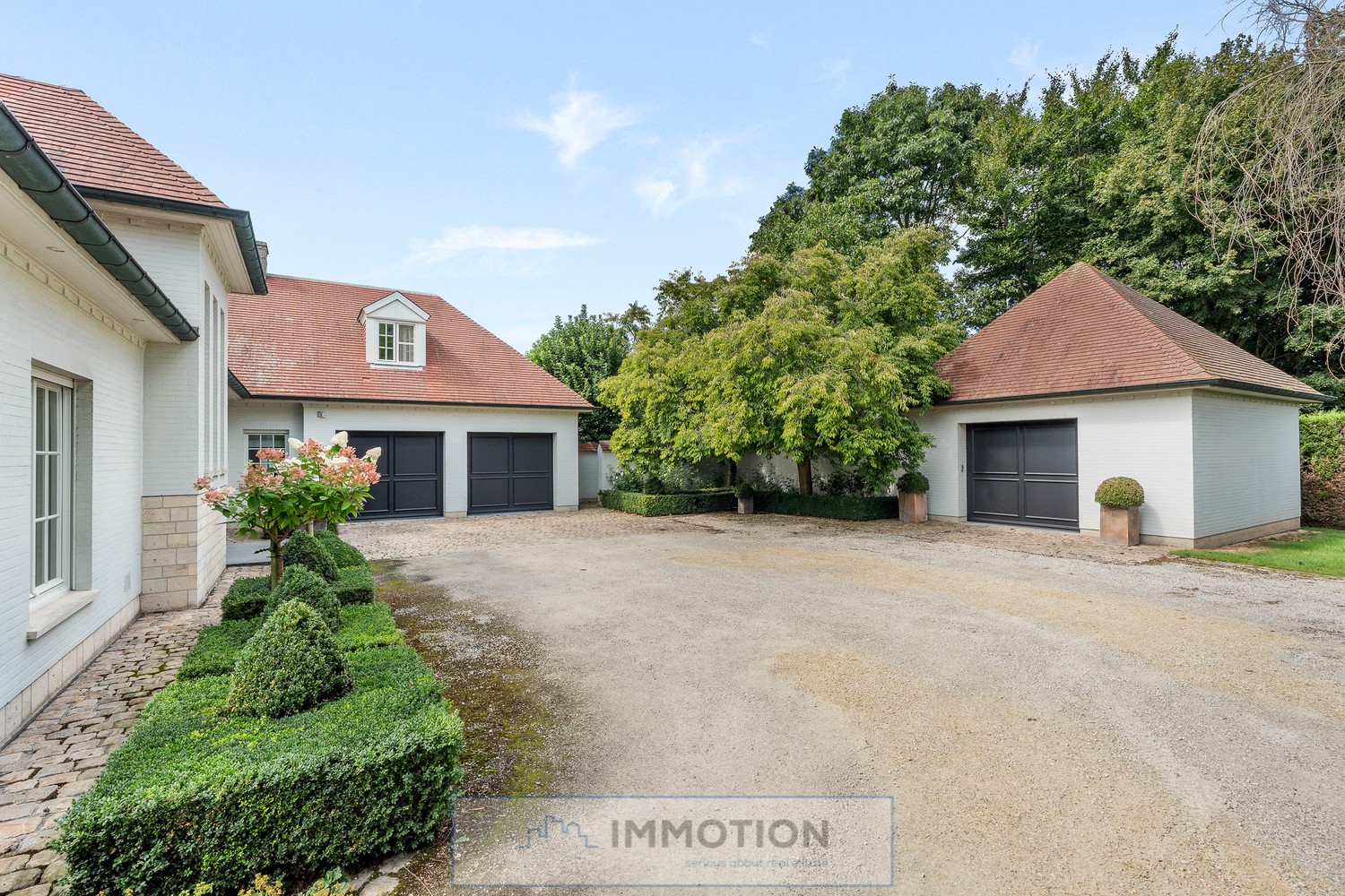 Exclusief wonen in alle comfort: deze centraal gelegen villa op 2.000 m² combineert tijdloze elegantie met royale leefruimtes, hoogwaardige afwerking en een oase van rust in het groen. Regio Bavikhove - foto 4