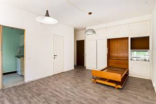 Deze charmante studio is gelegen in de Zonnewijzerstraat, een rustige en aangename straat die uitkomt op het Harmoniepark. Dankzij de uitstekende ligging geniet u van een vlotte bereikbaarheid met het openbaar vervoer, nabijheid van winkels, belangrijke invalswegen en een ruim aanbod aan restaurants en cafés.<br /><br />De studio bevindt zich op de bovenste en vierde verdieping en is bereikbaar via een inkomhal met praktische vestiairekast en een apart toilet. De leefruimte is bijzonder lichtrijk dankzij de grote ramen, die bovendien een mooi zicht bieden op het omliggende groen. De ruimte is functioneel ingericht met ingebouwde kasten en een handige uit plooibaar murphy bed.<br /><br />Aansluitend vindt u de kitchenette, uitgerust met een spoelbak, koelkast en voldoende opbergruimte in boven- en onderkasten. Vanuit de kitchenette heeft u toegang tot het aangename terrasje, dat zuidoost georiënteerd is.<br /><br />De badkamer is voorzien van een lavabo en een ligbad met douchesproeier.<br /><br />Deze studio is zowel een uitstekende investering als een ideale woonoplossing voor studerende kinderen of starters die een plek in de stad zoeken.<br /><br />Troeven:<br />+ Geen bovenburen<br />+ Conforme elektriciteit<br />+ Asbestveilig<br />+ Lichtrijke studio met groen zicht<br />+ Vlot bereikbaar<br /><br />Interesse? Neem gerust contact op met VB Vastgoed via 03 337 50 70 of via info@vbvastgoed.be.