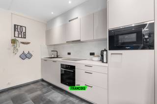 Op zoek naar een instapklaar appartement vlak bij zee? Dit centraal gelegen en volledig gerenoveerde 2-slaapkamerappartement bevindt zich op slechts 600 meter van het strand en combineert comfort, licht en energiezuinig wonen.<br /><br />De lichtrijke leefruimte sluit naadloos aan op de open, volledig geïnstalleerde keuken, die vorig jaar volledig werd vernieuwd – modern, praktisch en ideaal om gezellig te koken en te genieten.<br /><br />Verder beschikt het appartement over een ruime badkamer met douche, lavabo en wasvoorziening, een afzonderlijk toilet en twee mooie slaapkamers, waarvan één met directe toegang tot het aangename terras. Ook de tweede slaapkamer geeft uit op het terrasje, perfect om tot rust te komen.<br /><br />