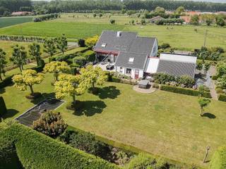 <p>Op een uitzonderlijke landelijke locatie in Brugge, langs de Broekweg, bevindt zich deze charmante villa met uitgestrekte weilanden en ruime loodsen, op een steenworp van de idyllische Damse Vaart en Brugge Centrum. Hier geniet u van absolute rust, open zichten en een zeldzame combinatie van wonen, werken en buitenleven.<br /><br />De villa is harmonieus ingeplant in het groen en vormt een oase van privacy, ver weg van de drukte maar toch vlot bereikbaar. Grote raampartijen brengen het omliggende landschap letterlijk tot in de leefruimtes en zorgen voor een aangename, natuurlijke lichtinval. Dit is wonen met seizoenen.<br /><br />Achter en naast de woning bevinden zich grote functionele loodsen, ideaal voor zelfstandigen, land-en tuinbouwactiviteiten, opslag of het combineren van wonen met een professionele bezigheid aan huis. Daarnaast maken de omliggende weides dit eigendom bijzonder aantrekkelijk voor paardenliefhebbers, dierenhouders of wie droomt van een eigen stukje platteland in Brugge. <span>De omvangrijke infrastructuur biedt tal van mogelijkheden voor een professionele landbouwactiviteit en leent zich onder meer uitstekend voor het fokken en houden van dieren of andere landbouwgerelateerde activiteiten.</span><br /><br />Troeven op een rij:<br /><br />* Uitzonderlijke landelijke ligging nabij de Damse Vaart (opp: 24.551m²)<br />* Ruime villa met open zichten en maximale privacy<br />* Grote loodsen met diverse gebruiksmogelijkheden (2x 630m² - 1x 200m²)<br />* Uitgestrekte weilanden, ideaal voor paarden of landbouw (optioneel: 27.566m²)<br />* Perfecte combinatie van wonen, werken en natuur<br />* Zeldzaam aanbod in de Brugse rand<br /><br />Deze eigendom spreekt tot de verbeelding van wie groter denkt dan een klassieke villa. Een plek waar ruimte geen luxe is, maar een evidentie.<br />We nodigen u graag uit om deze unieke setting zelf te ervaren — want sommige locaties laat je zich niet uitleggen, die moet je voelen.<br /><br />Voor verdere informatie of een vrijblijvend bezoek contacteer Wout op 0475 96 59 38 of mail naar wout@immax.be.</p>