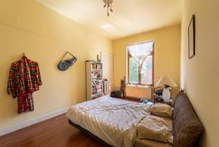 Magnificent house for sale in Schaerbeek. The building of 425m² consists of a ground floor used as an office and three residential floors. The driveway leads to a courtyard and another building at the back of the property.<br />Very easily accessible by public transport and by car. Private garage in the neighbouring building is included in the price. <br />The property will be sold via share deal.