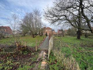 Zeer charmante woning met prachtige tuin op bijna 30 aren.Deze woning heeft een ruime inkomhal, 2 leefruimtes , een eetkamer, een veranda/bureel,een...
