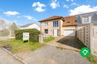 Deze woning is gelegen op een grondoppervlakte van 658 m² en bestaat uit: inkomhal - toilet - living - keuken - wasplaats - berging - garage - 1 slaapkamer / bureauruimte / praktijkruimte op het gelijkvloers - terras - tuin - buitenberging - nachthal - 3 slaapkamers - badkamer - toilet - zolder. <br /><br />Troeven van deze woning: <br />- goede ligging <br />- gunstig EPC label B<br />- attest goedgekeurde elektriciteit aanwezig<br /><br />Contacteer ons voor een bezoek.