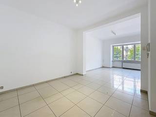 MOLENBEEK-SAINT-JEAN, vlakbij “Tour & Taxi” en het openbaar vervoer, mooi appartement met 1 slaapkamer van ± 63m² gelegen op de 1e verdieping. Het...