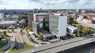 Op een strategische locatie in Gent bieden wij een ruime en moderne kantoorruimte van 815 m² te huur aan.De ruimte bevindt zich in een recent,...