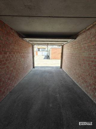 Vlot inrijbare afgesloten garagebox met kantelpoort op verzorgd en goed onderhouden terrein. Deze zijn centraal gelegen op wandelafstand van het centrum, Maria Hendrikapark en station en er is een vlotte verbinding tot de autosnelweg. Geen syndickosten!