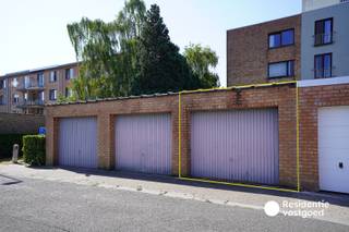 Ruime en praktische bovengrondse garagebox (nr. 3) van 16,50 m² gelegen in een rustige residentiële buurt in Sint-Andries.<br /><br />Kenmerken:<br />Oppervlakte: 16,50 m²<br />Afmetingen: 3,00 m breed × 5,50 m diep × 1,95 m hoog<br />Bouwjaar: 1975<br />Betonvloer<br />Manuele kantelpoort<br />Stopcontact aanwezig<br /><br />Deze garagebox is perfect geschikt als veilige parkeerplaats, praktische opslagruimte of slimme investering. Een interessante opportuniteit in een gegeerde en goed bereikbare buurt! Ref. BR00617