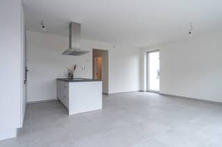 <strong>Nieuwbouwappartement met 2 slaapkamers, terras en autostaanplaats te Beerse.</strong><br /><span>Beschikbaar: 09/11/2026 </span><span>| EPC: 23kWh/m² </span><span> | <strong>Volledig opgeleverd en afgewerkt!<br /><br /></strong></span><strong>Bezoek aanvragen: https://dilegno.mijnhuurprofiel.be/property/d510e731-0da2-437b-9aa3-f0bdb1e984b7</strong><br /><br /><strong>Omschrijving:</strong><br /><span>We betreden dit </span><span>nieuwbouw</span><span>appartement op de eerste verdieping via trap of lift. </span><span>De inkomhal </span><span>geeft uit op de lichtrijke woonkamer met open, volledig geïnstalleerde keuken. De keuken beschikt over een inductiekookplaat, dampkap, combi-oven, vaatwasser, spoelbak en koelkast. Via de grote </span><span>schuifraam </span><span>betreden we</span><span> het </span><span>gezellige</span><span> terras van 17m².</span><br /><br /><span>Tevens beschikt het appartement over een praktische berging, een apart toilet, 2 slaapkamers en een badkamer. </span><span>De badkamer is uitgerust met een inloopdouche en een badkamermeubel met dubbele wastafel.<br /><br /></span>Voor extra comfort is het appartement voorzien van airconditioning en screens.<br /><br /><span>Tot slot beschikt het appartement over een autostaanplaats, reeds inbegrepen in de prijs.</span><br /><br /><strong>Algemeen:</strong><br /><span>- Zonnepanelen<br />- Géén gemeenschappelijke kosten!</span><br /><span>- Terras </span><span>17m²<br /></span><span>- Gemeenschappelijke tuin</span><br /><span>- Autostaanplaats inbegrepen<br />- Airconditioning en screens</span>