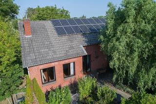 <strong><u>Interessant renovatieproject in groene omgeving op een knap perceel van bijna 12 are</u></strong><br /><br /><u><strong>Troeven : </strong></u><br />- Prachtig perceel verscholen in het groen <br />- Gelegen aan een Veldweg die aansluit aan het fietsenroutenetwerk <br />- Nu 3 slaapkamers, reeds een vaste trap naar de inrichtbare zolderverdieping voor het creëren van een extra slaapkamer én badkamer<br />- ideaal project om de handen uit de mouwen te steken en je eigen droomwoning te realiseren<br /><br /><u><strong>Locatie</strong></u> – Verscholen in het groen, op een ruim perceel van bijna 12 are, bevindt zich deze vrijstaande woning met bijzonder veel potentieel. De woning ligt in het landelijke Vliermaal, op een centrale locatie tussen Hasselt, Tongeren-Borgloon, Bilzen-Hoeselt en Diepenbeek.<br />Wie op zoek is naar rust, ruimte en de mogelijkheid om een woning volledig naar eigen smaak te vernieuwen, vindt hier een mooie basis. De Kerkveldweg sluit bovendien aan op een rustige veldweg die deel uitmaakt van het uitgebreide fietsroutenetwerk doorheen het prachtige Haspengouw.<br />De groene tuin biedt veel privacy. Na een doordachte heraanleg en snoeibeurt kan u vanaf het terras volop genieten van het uitzicht over het omliggende landschap.<br /><br /><strong><u>Indeling </u></strong>– Momenteel bevinden alle leefruimtes zich op het gelijkvloers. De centrale inkom- en nachthal geeft toegang tot de ruime woonkamer, de keuken, de cv-ruimte, de badkamer, een afzonderlijk toilet en drie slaapkamers.<br />Via een vaste trap bereikt u de zolderverdieping, die bijkomende mogelijkheden biedt om extra woonruimte te creëren. Zo kan de woning worden heringericht volgens de hedendaagse woonwensen, bijvoorbeeld met een ruime masterbedroom, dressing en badkamer op het gelijkvloers en bijkomende slaapkamers en een tweede badkamer op de verdieping.<br />Ook het samenvoegen van de woonkamer en keuken behoort tot de mogelijkheden. Hierdoor kan een ruime, open leefruimte ontstaan met een sterke verbinding naar het terras en de tuin.<br />Rondom de woning bevinden zich een terras, verschillende stallingen, een serre en een tuinhuis. Zowel de woning als de buitenruimte vragen renovatie en herinrichting, maar vormen samen een uitstekende basis voor een bijzonder aangename gezinswoning.<br /><br /><strong>Een interessant renovatieproject voor wie ruimte, groen en een rustige ligging wil combineren met de vrijheid om een woning volledig naar eigen inzicht vorm te geven.</strong><br /><br />Interesse gewekt ? Laat je gegevens achter en kom samen met Koen deze interessante woning ontdekken! <br /> <br /><br /><br /><br /><br /><br /><br />