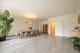 Op de eerste verdieping van een kleinschalig gebouw aan de Herentalsebaan 83 te Borsbeek bevindt zich dit zeer ruime en lichtrijke appartement met...