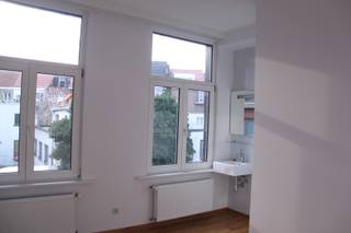 Mooi appartement op centrale ligging in de nabije omgeving van Park Spoor Noord, diverse hoge scholen, openbaar vervoer,...<br /><br />Indeling:<br />Leefruimte op parket.<br />Ingerichte open keuken met toestellen.<br />1 slaapkamer<br />Badkamer met douche en lavabo.<br />Afzonderlijk toilet<br />Terras<br /><br />Individuele nutsvoorzieningen. Algemene onkosten: €30 per maand