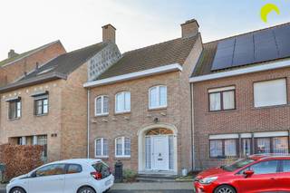 Op wandelafstand van het centrum van Kontich bieden wij u deze instapklare gezinswoning (158m²) aan met 3 ruime slaapkamers. De woning werd in...