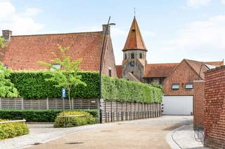 In residentie “De Rembrandt” vindt u dit ruim en lichtrijk appartement op de eerste verdieping, waar kwalitatieve materialen en hedendaags wooncomfort perfect samenkomen. Dankzij de doordachte indeling en centrale ligging vormt dit appartement een ideale thuisbasis voor wie comfortabel en energiezuinig wil wonen. Bovendien bestaat, mits voldaan aan de geldende voorwaarden, de mogelijkheid om dit appartement aan te kopen aan het verlaagde btw-tarief van 6%.Bij het binnenkomen wordt u verwelkomd in een ruime inkomhal met apart gastentoilet en handige berging. De open leefruimte geniet van veel natuurlijke lichtinval en sluit mooi aan op de moderne keuken. Vanuit de leefruimte bereikt u het aangename terras langs de Sint-Bavostraat, waar u in alle rust kan genieten van een gezellig moment buiten. Naast de keuken bevindt zich nog een extra praktische was-/bergruimte.Via de nachthal bereikt u de twee ruime slaapkamers en de badkamer, die uitgerust is met een douche, ligbad en dubbele lavabo. De combinatie van comfort en functionaliteit zorgt hier voor een aangename woonervaring.Met een bewoonbare oppervlakte van 128 m² beschikt dit appartement over bijzonder veel ruimte. Bovendien werd sterk ingezet op energiezuinigheid dankzij vloerverwarming in alle ruimtes met afzonderlijke regeling per kamer. Het gunstige E-peil 30 zorgt daarnaast voor een interessante fiscale meerwaarde met 50% vrijstelling van onroerende voorheffing gedurende 5 jaar.De residentie bevindt zich op een strategische locatie met een vlotte verbinding richting Waregem, Wielsbeke en Oostrozebeke. In de directe omgeving geniet u van tal van wandel- en fietsmogelijkheden langs de oude Leie-arm en het vernieuwde OC Den Aert.Mogelijkheid tot aankoop van een garage en extra berging.Een uitstekende keuze voor wie op zoek is naar een recent appartement met ruimte, comfort, een kwalitatieve afwerking én de kans om te genieten van het voordelige 6% btw-tarief.Interesse? Contacteer Luna via luna@immobeguin.be.