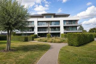 Wonen in alle rust en privacy, omringd door groen? Dit ruime en exclusieve appartement van ca. 108 m² is gelegen op een privaat en afgesloten domein, palend aan het Sterrebos in Roeselare. Een unieke woonomgeving waar rust, ruimte en bereikbaarheid perfect samenkomen.<br /><br />Het perfect onderhouden appartement bevindt zich op de tweede verdieping en geniet dankzij de grote terrassen van een aangename verbinding met de groene omgeving. Vanuit de woonkamer is er rechtstreeks toegang tot het ruime zuidwestgerichte terras, waar u geniet van een mooi en open zicht op de verzorgde gemeenschappelijke tuin. Beide slaapkamers beschikken bovendien over een eigen toegang tot het terras aan de achterzijde.<br /><br />De indeling omvat een ruime inkomhal met gastentoilet, een lichtrijke woonkamer met toegang tot het terras, en een volledig modern ingerichte keuken. Aansluitend zijn er een praktische wasplaats en een aparte berging met aansluiting voor de technieken en CV.<br /><br />Het slaapgedeelte omvat twee ruime slaapkamers, beide met toegang tot het achterliggende terras. De badkamer is uitgerust met een ruime inloopdouche en dubbel lavabomeubel.<br /><br />Op het afgesloten domein beschikt u bovendien over een privatieve autostaanplaats.<br /><br /> <br /><br />Waarom u dit appartement zou huren:<br /><br />-ca. 108 m² bewoonbare oppervlakte<br />-Gelegen op een privaat en afgesloten domein<br />-Palend aan het Sterrebos<br />-Rustige en groene woonomgeving met optimale privacy<br />-Zuidwestgericht terras aan de woonkamer<br />-Extra terras aan de slaapkamers<br />-Open zicht op de gemeenschappelijke tuin<br />-2 slaapkamers<br />-Moderne keuken<br />-Ruime badkamer met inloopdouche en dubbel lavabomeubel<br />-Privatieve autostaanplaats op het domein<br /> <br />Een uitzonderlijk appartement voor wie comfortabel en rustig wil wonen in een groene omgeving, zonder afstand te doen van een vlotte bereikbaarheid.<br /><br />Provisie syndic: € 70,00