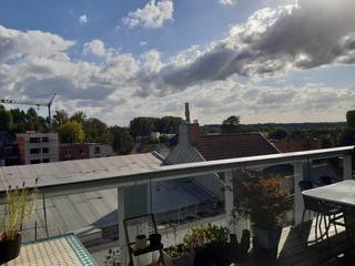 Recent dak-appartement met een bijzonder groot, zuid georiënteerd terras (met een exceptioneel zicht over Gavere).<br />Aangename leefruimte met open keuken, die beiden aansluiten op het brede zonneterras. De hoge ruimtes garanderen het aangename loftgevoel. <br />Eveneens : twee slaapkamers, berging, badkamer met afzonderlijk toilet. <br />Technisch hoogwaardig, met een uitstekende EPC, en o.a. deels zonnewerend glas en privatieve zonnepanelen met een vermogen van 590 Wp.<br /><br />Uitstekende ligging: op 20 m van de vernieuwde Gaverse Markt - dus nabij horeca, winkels, bakkers, Carrefour, ... Eveneens op amper 100 m van het Gaverse mobipunt.<br /><br />Inbegrepen : overdekte staanplaats (ter waarde van 45 euro / maand).<br /><br />Kortom: eigentijds wonen.<br /><br />Vaste kosten (provisie) bedragen 65 euro / maand.