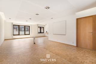 Voor meer info en foto’s, surf naar www.swevers.be – Op een centrale zichtlocatie in het hart van Beringen vinden we deze veelzijdige kantoorruimte. Het handelspand aan de Burgemeester Geyskensstraat 1 werd gebouwd in 1989 en biedt een instapklare oplossing voor uiteenlopende dienstverlenende beroepen zoals artsen, advocaten of creatieve bureaus. De indeling omvat zes aparte bureauruimtes, een vergaderzaal, twee keukens en een badkamer. Dankzij deze opdeling is het pand bijzonder functioneel en comfortabel ingericht. In 2010 werden de ramen vernieuwd en airco-installatie zorgt voor een aangenaam binnenklimaat. Ondergronds beschikt het gebouw over een ruime kelder van 123,54 m² – ideaal voor archief, voorraad of apparatuur. Met winkels, restaurants en Be-MINE op wandelafstand én een bushalte op 400 meter is de ligging bijzonder gunstig. Bovendien ligt de oprit naar de autosnelweg op slechts 4 km. Voor meer informatie, bel 011 255 155. Bron bewoonbare oppervlakte: EPC – verslag