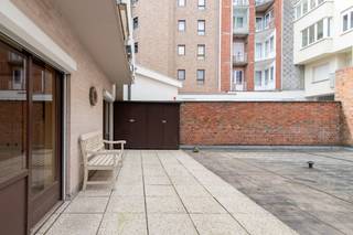 Dit ruim appartement te koop is gelegen op de eerste verdieping van Residentie Caravelle langs de Raversijdestraat te Oostende - Mariakerke.U...