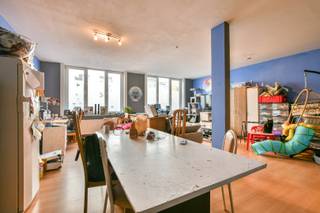 Ruim en lichtrijk 2-slaapkamerappartement van ca. 98 m², gelegen op de eerste verdieping in het centrum van Blankenberge. Dit charmante appartement in een gebouw uit 1930 combineert een centrale ligging met een praktische indeling en hedendaags comfort. Bovendien is het momenteel verhuurd, wat het uitermate interessant maakt als investering met onmiddellijk rendement.<br /><br />Via de inkomhal betreedt u de aangename leefruimte, afgewerkt met laminaat en voorzien van grote raampartijen die zorgen voor een overvloed aan natuurlijk licht. De woonkamer beschikt over meerdere draai-kipramen en vaste ramen, wat bijdraagt aan een open en luchtig gevoel. Aansluitend bevindt zich de keuken, die functioneel ingericht is en vlot aansluit op de leefruimte.<br /><br />Het appartement telt twee slaapkamers, beide voorzien van laminaatvloer en centrale verwarming op aardgas. De badkamer is uitgerust met een ligbad, lavabo en aansluiting voor een wasmachine, en geniet van natuurlijke verluchting via een raam. Daarnaast is er een apart toilet en een handige berging met cv-ketel en zekeringskast.<br /><br />Met een EPC-label B (177 kWh/m² jaar) is er geen renovatieplicht, wat extra gemoedsrust biedt. De combinatie van dubbele beglazing in PVC, centrale verwarming en een gunstige ligging nabij winkels, openbaar vervoer en de zeedijk maken dit appartement tot een aantrekkelijke opportuniteit voor zowel investeerders als starters.