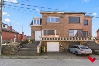 Welkom in Scherpenheuvel-Zichem! Deze charmante halfopen bebouwing is gelegen op een ruim perceel en bevindt zich op een strategische ligging tussen de steden Leuven, Aarschot en Diest. Ondanks zijn rustige ligging, bevinden we ons toch op wandelafstand van scholen, winkels en openbaar vervoer. <br /><br />Zodra we de woning betreden, komen we in de ruime inkomhal met toegang tot de keuken, de woonkamer en de kelder. Vooraan bevindt zich de gezellige woonkamer, waar grote ramen zorgen voor een aangename lichtinval en een warme sfeer. We wandelen door naar de keuken, praktisch ingericht en in directe verbinding met de eetplaats in de achterbouw. Hier geniet u van een mooi zicht op de tuin in een gemoedelijke sfeer. Op het gelijkvloers vinden we eveneens de badkamer, uitgerust met bad, dubbele lavabo en toilet.<br /><br />Via de trap bereiken we de eerste verdieping, waar drie ruime slaapkamers op ons wachten, elk met voldoende plaats voor een volwaardige inrichting. <br /><br />Verder beschikt de woning over een kelder met garagepoort en rechtstreekse toegang naar buiten, aangevuld met een aparte technische ruimte. Buiten strekt zich een ruime tuin uit met een uitstekende zuid-oost oriëntatie en een praktisch tuinhuis. Een ideale gezinswoning waar we ruimte en licht combineren met een uitstekende ligging!<br /><br />Benieuwd? Boek snel jouw afspraak ter plaatse met Ruben via ruben@bvm-vastgoed.be of op +32 489 29 30 25.