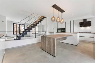 Pas gerenoveerde rijwoning (175m²) met hobby-/werkruimte van 212m² in Hasselt centrum. Belangrijkste troeven:- Gelegen in Hasselt centrum-...