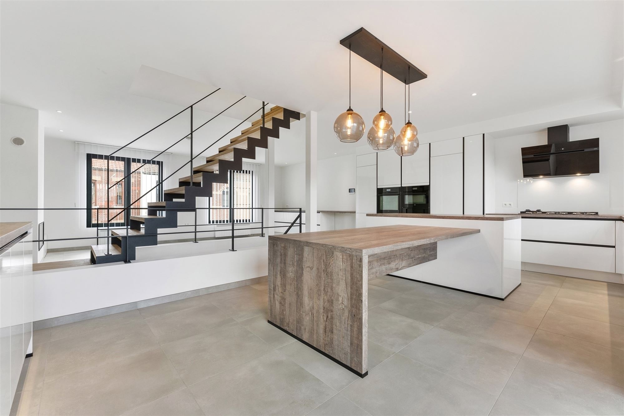 RECENT GERENOVEERDE WONING (175M²) MET HOBBY-/WERKRUIMTE VAN 212M² IN HASSELT CENTRUM - foto 1