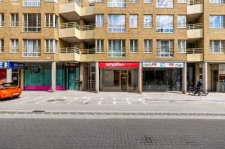Centraal gelegen handelspand of service kantoor in een recent gerenoveerd gebouw. <br />Alle faciliteiten aanwezig (inkom, winkel of landschaps kantoor, afgesloten kantoor, berging, kitchenette en buitenruimte)<br />totale oppervlakte: 210 m²